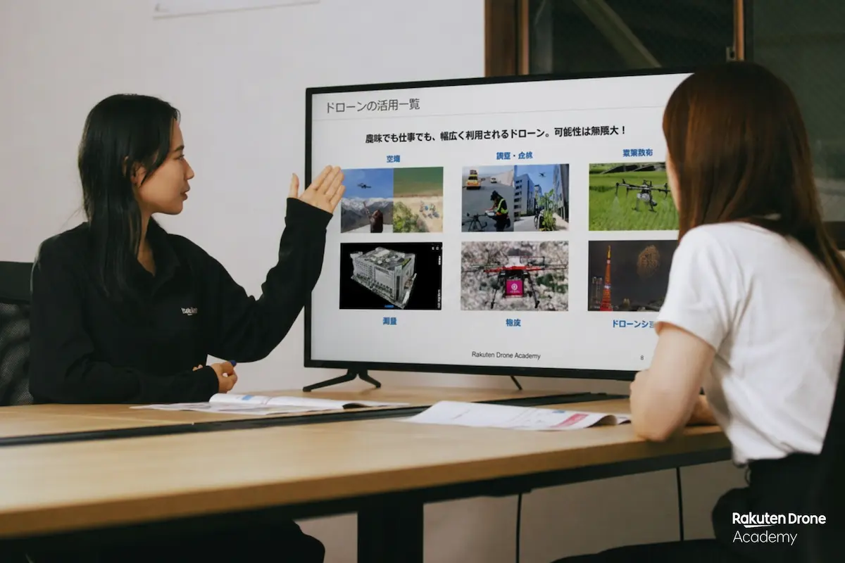 ドローンの仕事について無料操縦体験会でインストラクターに相談する様子
